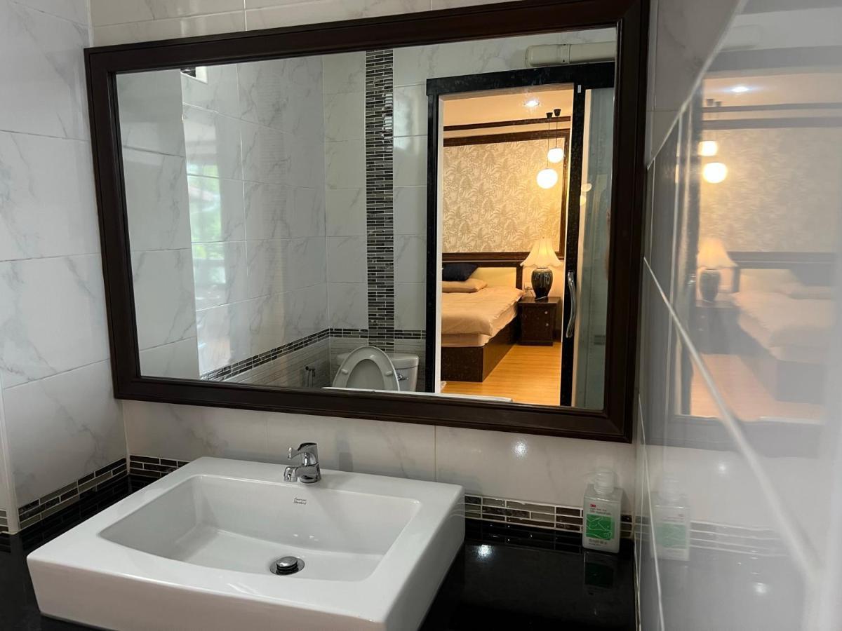 October Hostel Chiangmai チエンマイ エクステリア 写真