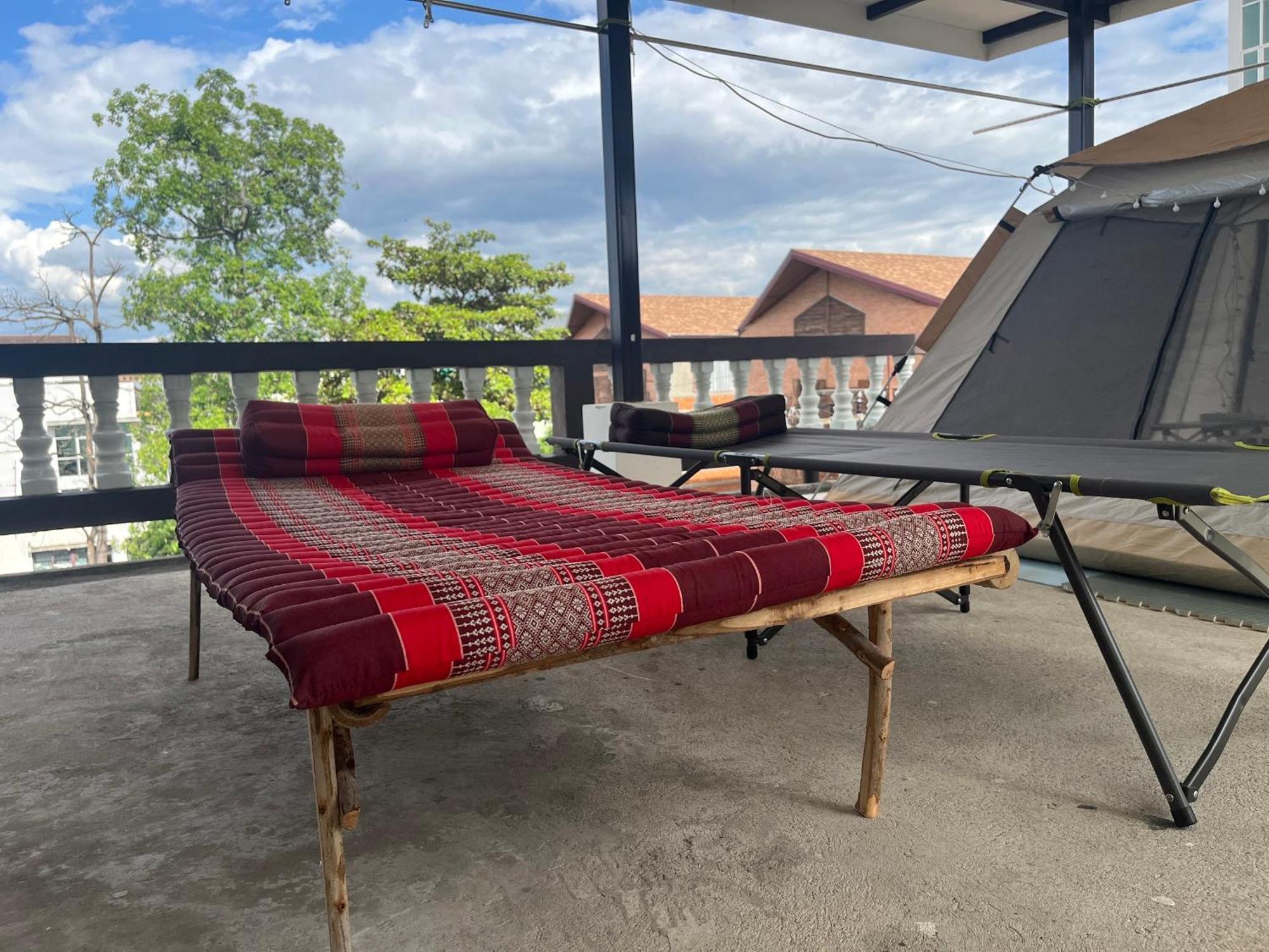 October Hostel Chiangmai チエンマイ エクステリア 写真